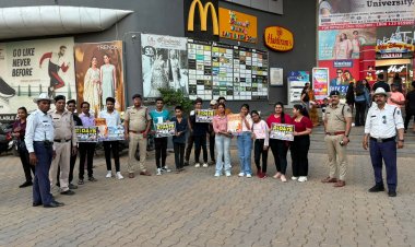 यातायात पुलिस दुर्ग द्वारा फॉलो गुड हेबिटस अभियान के तहत रविवार को सुर्या मॉल, ठगडा बांध, बडे तरिया एवं सिविक सेंटर मे परिवार के साथ घुमने आने वाले को बैनर, पोस्टर एवं पॉम्प्लेट 21 डे चैलेंज से अवगत कराया गया