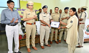 पुलिस लाइन दुर्ग में आयोजित 05 दिवसीय फिंगर एवं फुट प्रिंट नफीस ट्रेनिंग का हुआ समापन,  पुलिस महानिरीक्षक दुर्ग रेंज  राम गोपाल गर्ग ने रेंज के 64 फिंगर प्रिंट एक्सपर्ट को सौंपा सर्टिफिकेट 