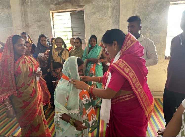 सैकड़ों युवाओं और महिलाओं ने किया कांग्रेस प्रवेश : कांग्रेस प्रत्याशी राजेंद्र साहू की धर्मपत्नी राधिका साहू ने कांग्रेसी गमछा पहनाकर किया स्वागत