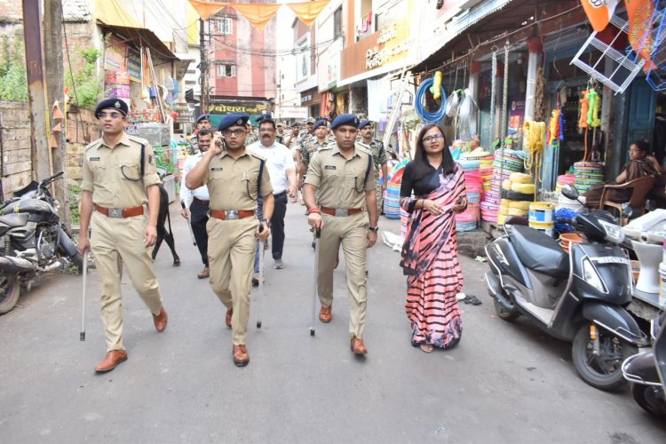 लोकसभा निर्वाचन शांतिपूर्ण मतदान को दृष्टिगत रखते हुये दुर्ग पुलिस का महत्वपूर्ण इलाकों में सघन फ्लेग मार्च