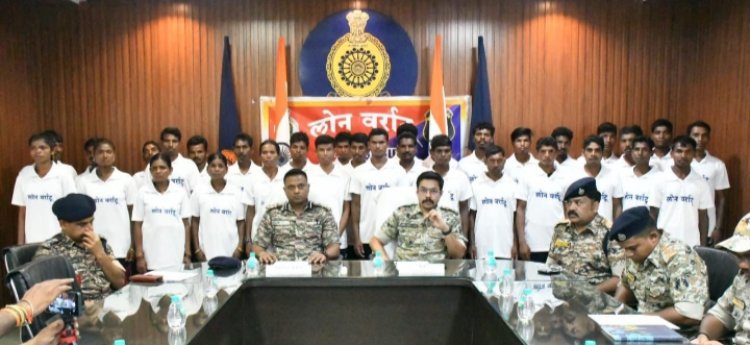 माओवादियों को समाज की मुख्यधारा में जोड़ने के लिए लगातार संपर्क एवं संवाद किया जा रहा