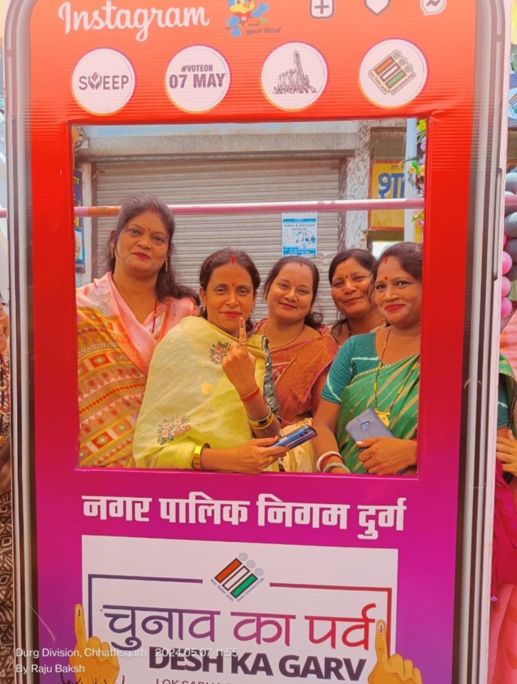 लोकतंत्र के महापर्व में शामिल हुए युवा व महिलाएं मतदाता, मतदान में शामिल होकर निभाई अपनी जिम्मेदारी