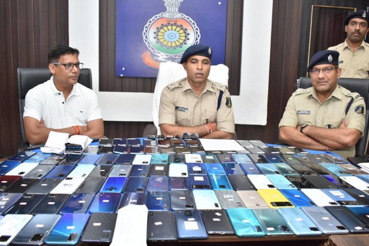 दुर्ग एन्टी क्राईम एण्ड सायबर यूनिट के द्वारा 170 नग गुम मोबाईलों को खोज निकाला गया, तकरीबन 35 लाख रूपये का मोबाईल हुआ बरामद ,मोबाईल मालिकों को किया जा रहा है वितरण