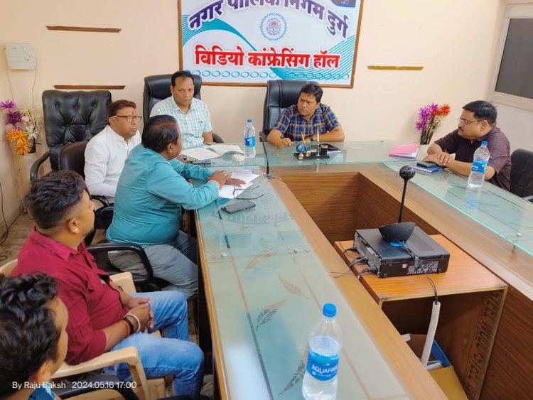 होर्डिंग्स के स्ट्रक्चर जांच कराकर विज्ञापन एजेंसियां एक सप्ताह के भीतर निगम को जांच रिपोर्ट सौंपेगी,बैठक में दुर्ग नगर निगम आयुक्त लाेकेश चंद्राकर ने एजेंसियों को दिये निर्देश