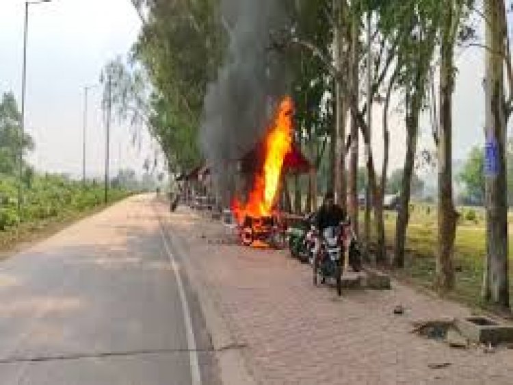 छत्तीसगढ़ के कोरिया जिले में खड़ी बाइक में आग लग गई