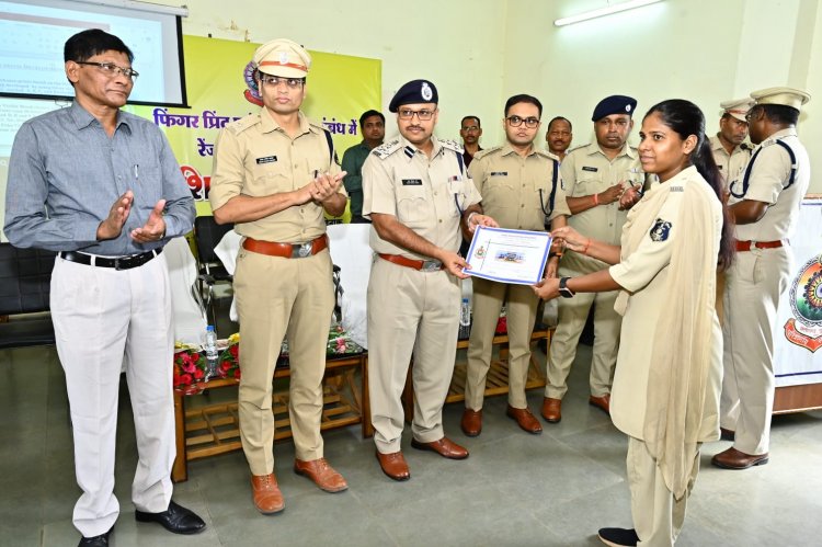 पुलिस लाइन दुर्ग में आयोजित 05 दिवसीय फिंगर एवं फुट प्रिंट नफीस ट्रेनिंग का हुआ समापन, पुलिस महानिरीक्षक दुर्ग रेंज राम गोपाल गर्ग ने रेंज के 64 फिंगर प्रिंट एक्सपर्ट को सौंपा सर्टिफिकेट