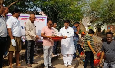 महापौर धीरज बाकलीवाल ने अपने जन्मदिन के अवसर पर डबरी तालाब की सफाई कर किया श्रमदान