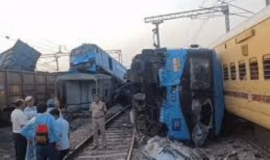 पंजाब के फतेहगढ़ साहिब में आज सुबह करीब 4 बजे दो मालगाड़ियां टकरा गईं