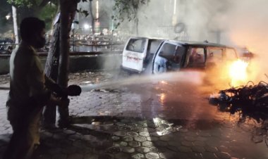 असामाजिक तत्वों ने जिला अस्पताल दुर्ग के एंबुलेंस में लगाई आग , दो युवक पकड़ाए