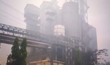 संस्कारधानी राजनांदगांव में एक ऑइल पैकेजिंग प्लांट में भीषण आग लग गई