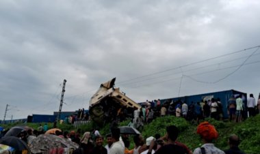 कंचनजंगा एक्सप्रेस से टकरा गई मालगाड़ी,कई  यात्री घायल