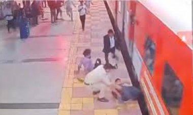 छत्तीसगढ़ के भिलाई के पावर हाउस रेलवे स्टेशन पर चलती ट्रेन से यात्री के गिरने का वीडियो सामने आया