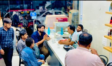 शाम को बरसते पानी के बीच बाजार क्षेत्र के दुकानों में टैक्स वसूली करने टीम के साथ निकले निगम के सहायक राजस्व अधिकारी गोइर