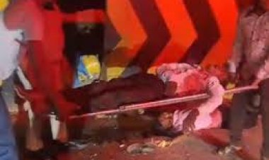 छत्तीसगढ़ के कोरबा में बाइक सवार बाप-बेटे एक डिवाइडर से टकरा गए, जिससे बेटे की मौके पर ही मौत