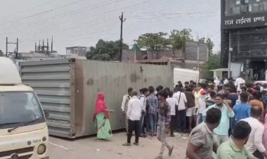 रायपुर के नेशनल हाइवे  पर बाइक सवार के ऊपर एक कंटेनर पलट गया