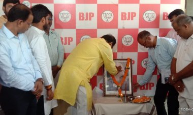 दुर्ग सांसद विजय बघेल ने डॉ. श्यामा प्रसाद मुखर्जी की पुण्यतिथि पर उन्हें नमन किया