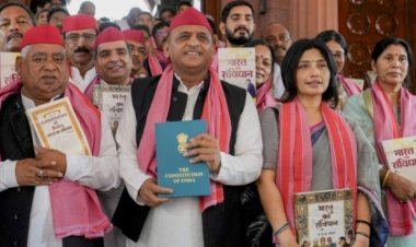 18वीं लोकसभा का यह पहला दिन अखिलेश यादव ने अपने  37 सांसदों के साथ संविधान की एक प्रति ले कर  पहुंचे