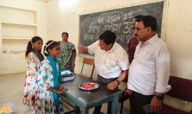 स्कूल चले हम अभियान:आयुक्त ने तिलक लगाकर छात्राओं को प्रदान की पुस्तकें,बोले जीवन भर साथ देती है शिक्षा की अमूल्य निधि