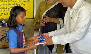 सरदार वल्लभ भाई पटेल शासकीय प्राथमिक विद्यालय में समाज सेवी योगेंद्र शर्मा  बंटी ने तिलक लगाकर छात्र-छात्राओं को पुस्तकें प्रदान की