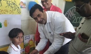 हंसते-खेलते स्कूल पहुंचे बच्चे, महापौर धीरज बाकलीवाल ने तिलक लगाकर किया बच्चों का स्वागत