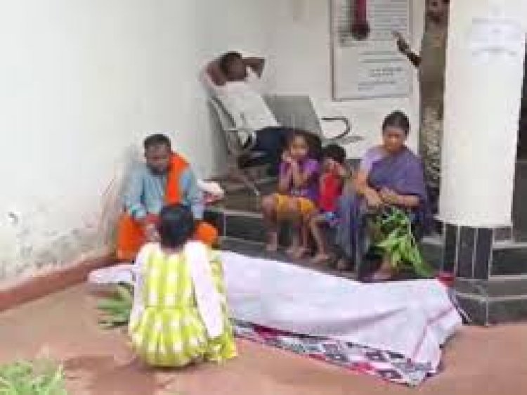 छत्तीसगढ़ के सुकमा जिले में प्रधान आरक्षक सोढ़ी लक्ष्मण की धारदार हथियार से हत्या कर दी गई