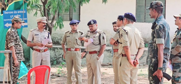 पुलिस महानिरीक्षक दुर्ग रेंज राम गोपाल गर्ग ने मतगणना स्थलों पर त्रिस्तरीय सुरक्षा व्यवस्था का लिया जायजा