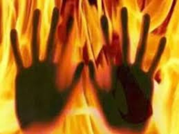 बलरामपुर जिले के शंकरगढ़ थाना क्षेत्र के दोरना गांव में एक सनकी युवक ने पैसे के लिए अपने पिता और भाभी पर पेट्रोल डाल दिया