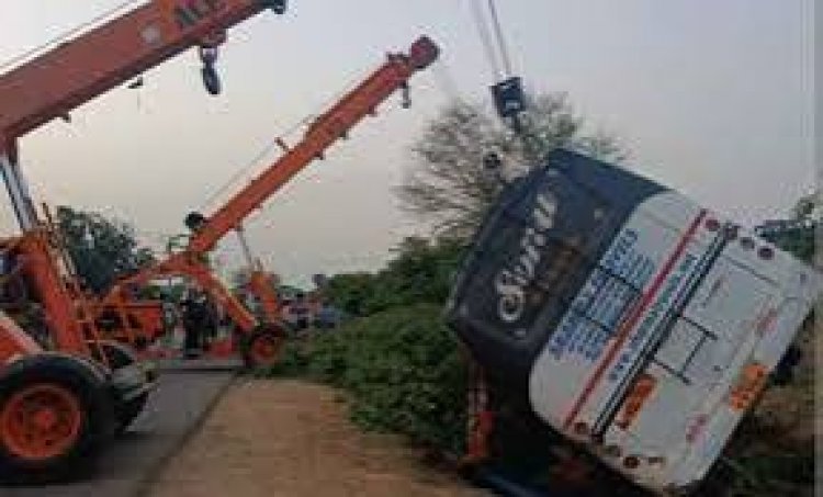 छत्तीसगढ़ के 65 श्रद्धालुओं से भरी बस यूपी के फिरोजाबाद में अनियंत्रित होकर सड़क किनारे गहरे गड्ढे में गिर गई