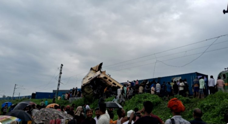 कंचनजंगा एक्सप्रेस से टकरा गई मालगाड़ी,कई यात्री घायल