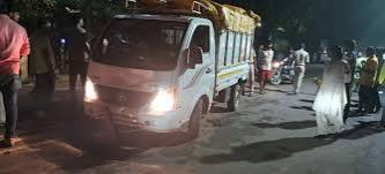 जशपुरनगर में पिकअप वाहन ने शहर के जिला ग्रंथालय के सामने सड़क पर बैठे मवेशियों को टक्कर मार दी