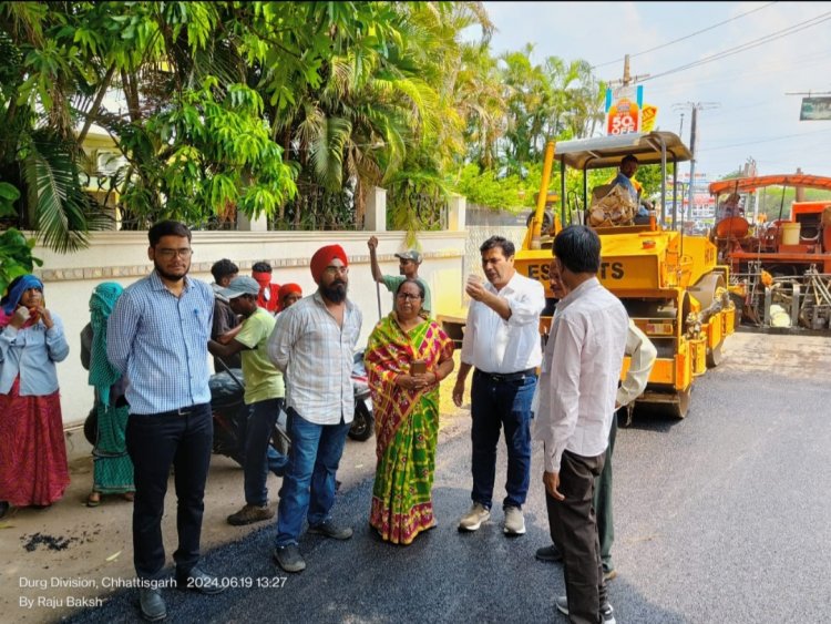 महापौर धीरज बाकलीवाल ने 10 लाख की लागत से बन रहे डामरीकरण सड़क का निरीक्षण किया