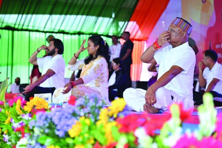 मुख्यमंत्री विष्णु देव साय अंतर्राष्ट्रीय योग दिवस के अवसर पर आयोजित राज्य स्तरीय सामूहिक योगाभ्यास में शामिल हुए