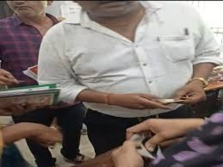 गरीबी रेखा से नीचे जीवन यापन करने वालों लोगो से नए राशन कार्ड देने के नाम पर ली जा रही घूस