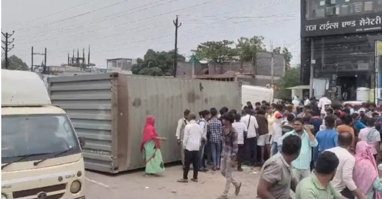 रायपुर के नेशनल हाइवे पर बाइक सवार के ऊपर एक कंटेनर पलट गया