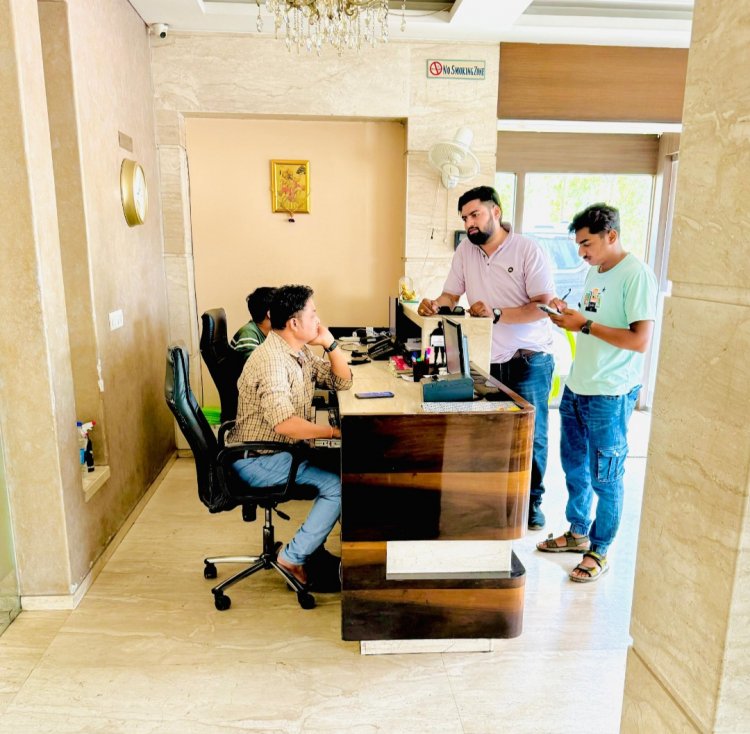 रविवार को भी नही रुका राजस्व अमला,टैक्स वसूलने दो दर्जन कर्मचारी घर-घर दे रहे दस्तक