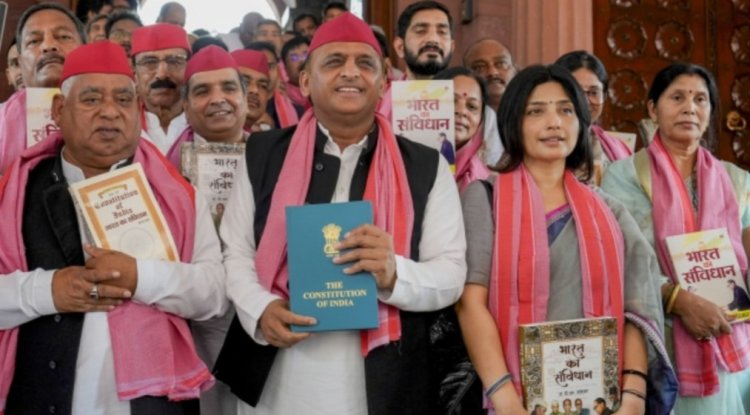 18वीं लोकसभा का यह पहला दिन अखिलेश यादव ने अपने 37 सांसदों के साथ संविधान की एक प्रति ले कर पहुंचे