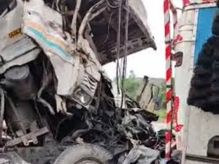 छत्तीसगढ़ के कोरबा जिले में मड़वारानी के पास ट्रेलर और ट्रक के बीच टक्कर हो गई