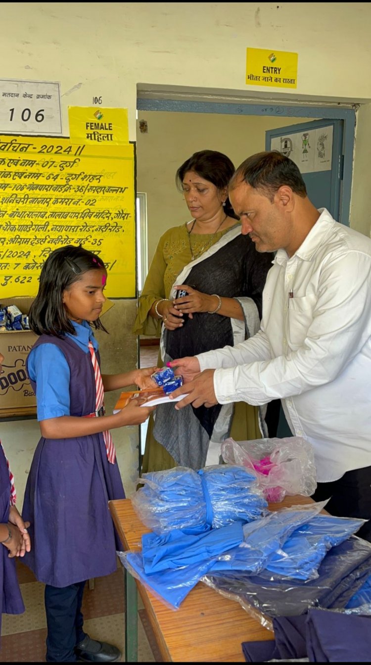 सरदार वल्लभ भाई पटेल शासकीय प्राथमिक विद्यालय में समाज सेवी योगेंद्र शर्मा बंटी ने तिलक लगाकर छात्र-छात्राओं को पुस्तकें प्रदान की