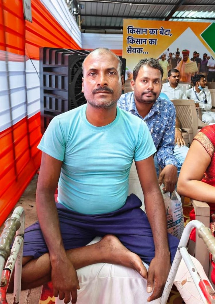 मनीराम दिव्यांग प्रमाण पत्र के लिए आए थे, मुख्यमंत्री से मिले 1 घंटे बाद हाथों में आ गया दिव्यांग प्रमाण पत्र मनीराम