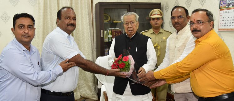राज्यपाल हरिचंदन से छत्तीसगढ़ भारतीय शिक्षण मंडल के प्रतिनिधियों ने सौजन्य भेंट की