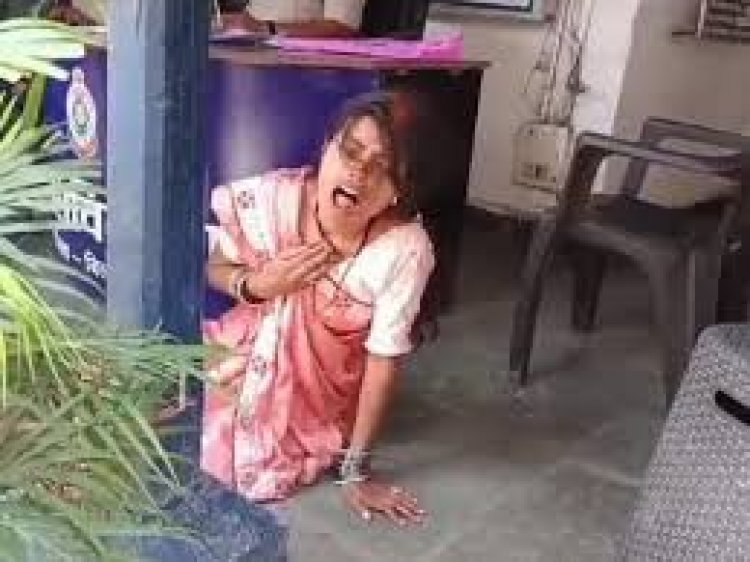 छत्तीसगढ़ के बिलासपुर के सिविल लाइन थाने में एक महिला ने जहर खा लिया