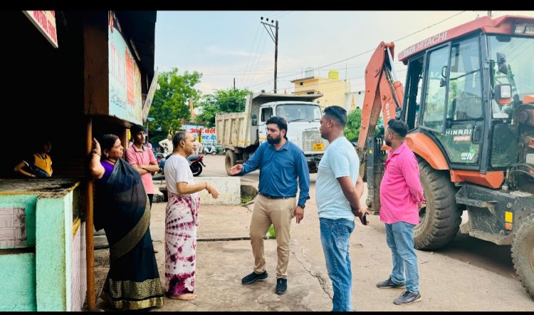 दुर्ग नगर निगम ने कातुलबोड़ में दूकानों के बाहर लगे साईन बोर्ड को किया जप्त