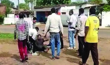 दुर्ग जिले के रिसाली नगर निगम अंतर्गत वार्ड 15 मौहारी की कांग्रेस पार्षद ईश्वरी साहू के पति और देवर की लोगों ने जमकर धुनाई कर दी