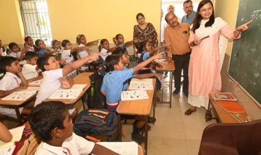 स्कूल निरीक्षण पर पहुंची कलेक्टर,  दिखी टीचर की भूमिका में, विद्यार्थियों से पूछे सवाल