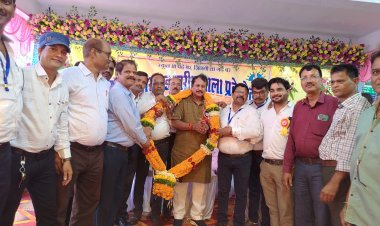 विकासखण्ड शिक्षा अधिकारी दुर्ग के तत्वावधान में शासकीय कन्या उच्चतर माध्यमिक शाला उतई परिसर में विकास खण्ड स्तरीय शाला प्रवेशोत्सव का आयोजन किया गया