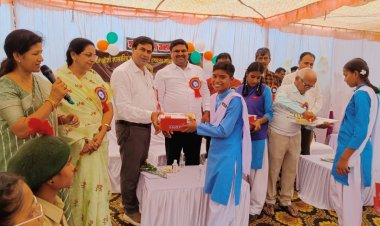 विधायक,महापौर ने तिलक लगाकर छात्राओं को वितरण की सायकल,पुस्तकें,बोले जीवन भर साथ देती है शिक्षा की अमूल्य निधि