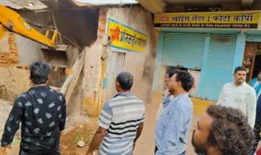 गंजपारा से नगर निगम ने हटाया  वर्षों पुराना  कब्जा,जर्जर भवन को जेसीबी से किया धराशाही