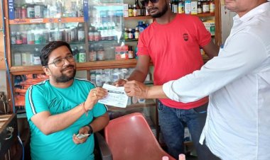 सड़क किनारे मलमा का ढेर ,निगम ने लगाया कमला मेडिकल संचालक पर जुर्माना,सड़क पर मलमा मिली तो होगी सख्त कार्रवाई:आयुक्त लोकेश चन्द्राकर