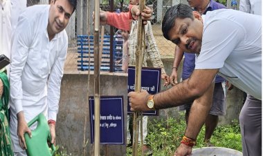 एक पेड़ मां के नाम अभियान के तहत न्यू पुलिस लाइन में विधायक व महापौर द्वारा किया वृक्षा रोपण