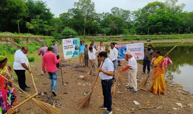 शीतला तालाब के आस-पास सफाई के लिए आयुक्त ने बढ़ाया हाथ, सफाई के बाद लगाए गुलमोहर के पौधें